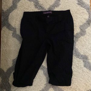 Gloria Vanderbilt 14 P black Capri pants .